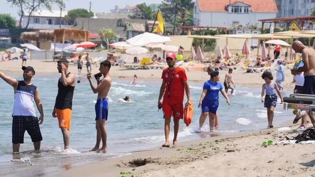 Karasu, bayram tatilinde nüfusunun onlarca katı turisti ağırlıyor