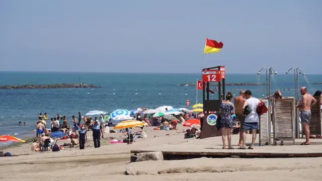 Karasu, bayram tatilinde nüfusunun onlarca katı turisti ağırlıyor