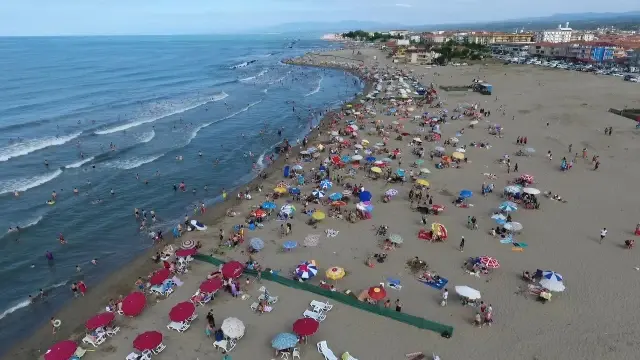 Karasu, bayram tatilinde nüfusunun onlarca katı turisti ağırlıyor
