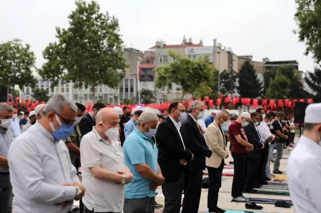 Sakaryalılar Demokrasi Meydanı'nda bayramlaştı