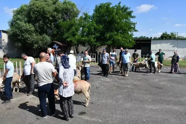 Salgın tedbiri için pazarda değil mezbahada kesime izin verildi Salgın tedbiri için pazarda değil mezbahada kesime izin verildi