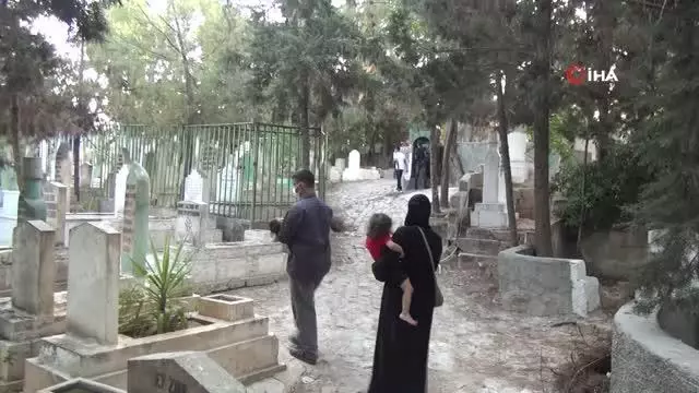 Diyarbakır mezarlıklarında hüzünlü bayramlaşma