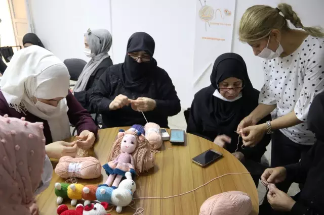 Şanlıurfa'da Suriyeli kadınlar örme oyuncaklarla aile bütçelerine katkı sağlıyor Şanlıurfa'da Suriyeli kadınlar örme oyuncaklarla aile bütçelerine katkı sağlıyor