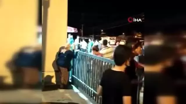 Satın aldıkları kurbanları götürmek için kapıların üzerinden atladılar Satın aldıkları kurbanları götürmek için kapıların üzerinden atladılar