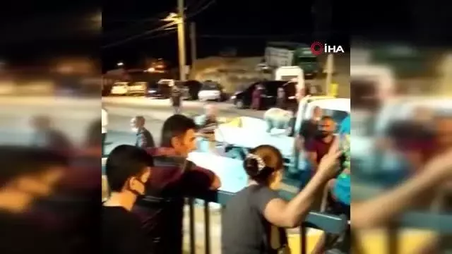 Satın aldıkları kurbanları götürmek için kapıların üzerinden atladılar