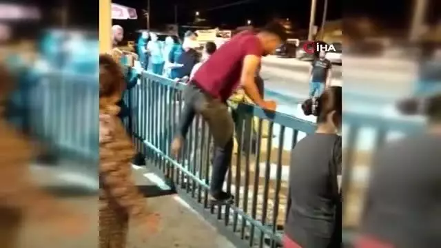 Satın aldıkları kurbanları götürmek için kapıların üzerinden atladılar