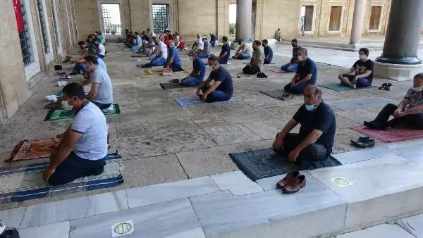 Son dakika haberleri: Selimiye Camii'nde sosyal mesafeli bayram namazı