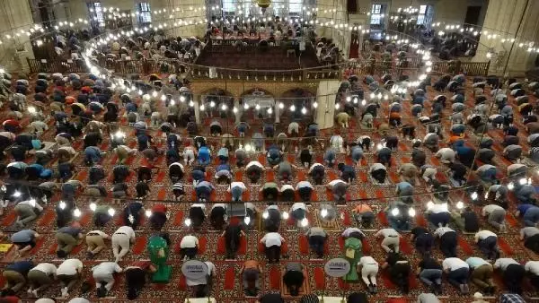 Son dakika haberleri: Selimiye Camii'nde sosyal mesafeli bayram namazı