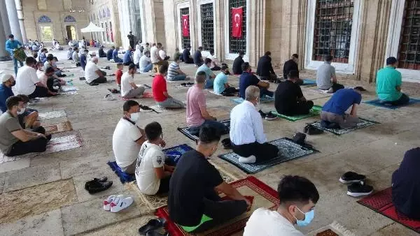 Son dakika haberleri: Selimiye Camii'nde sosyal mesafeli bayram namazı
