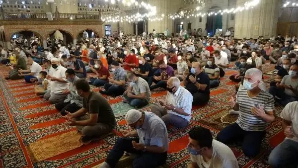 Son dakika haberleri: Selimiye Camii'nde sosyal mesafeli bayram namazı