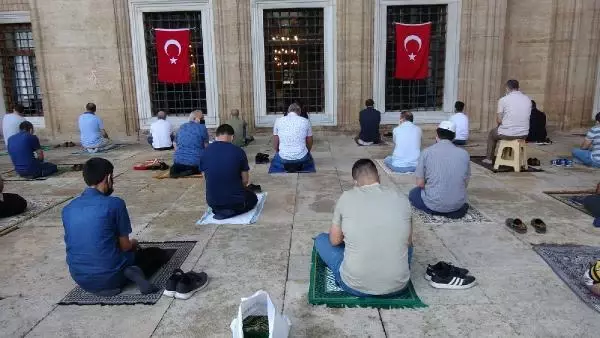 Son dakika haberleri: Selimiye Camii'nde sosyal mesafeli bayram namazı