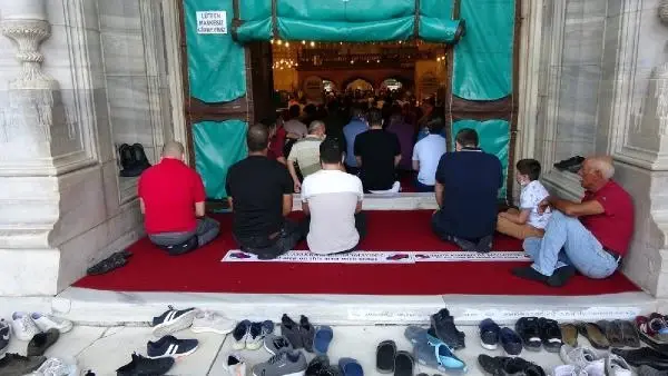 Son dakika haberleri: Selimiye Camii'nde sosyal mesafeli bayram namazı