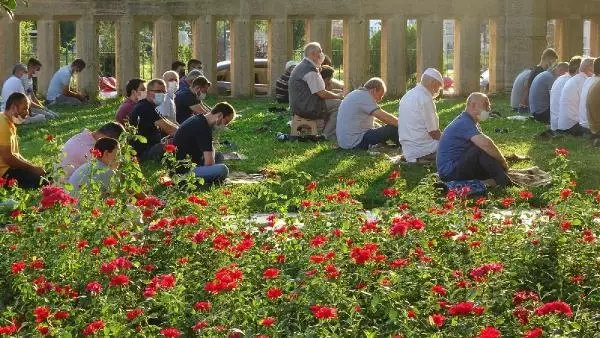 Son dakika haberleri: Selimiye Camii'nde sosyal mesafeli bayram namazı