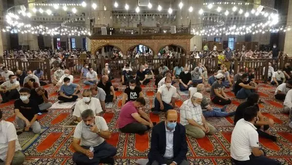 Son dakika haberleri: Selimiye Camii'nde sosyal mesafeli bayram namazı