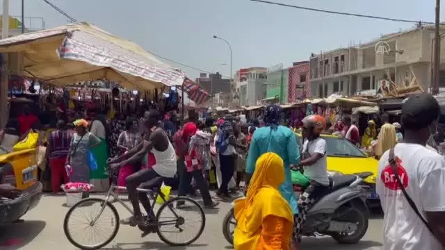Senegal'de Kurban Bayramı öncesi 'şıklık yarışı' başladı Senegal'de Kurban Bayramı öncesi 'şıklık yarışı' başladı