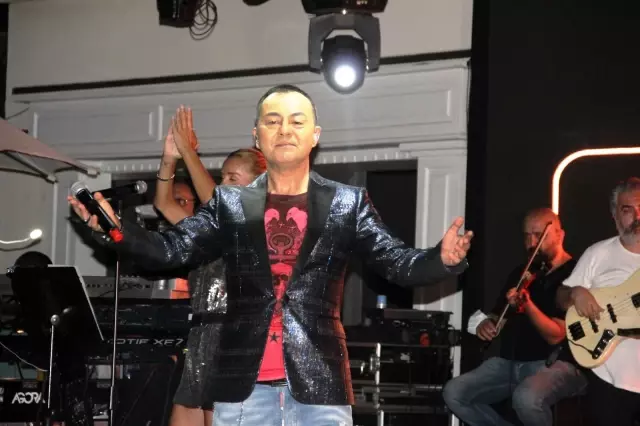 Serdar Ortaç'tan muhteşem konser