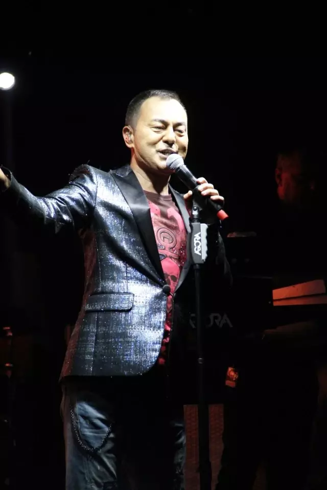 Serdar Ortaç'tan muhteşem konser