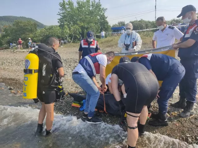Serinlemek için İznik Gölü'ne giren genç boğuldu