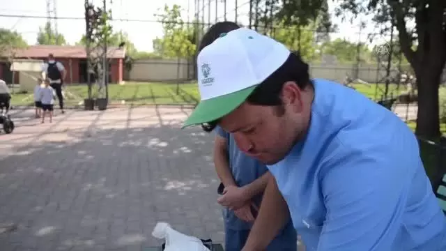 Sıcaktan bunalan hayvanlara buzlu et ve meyve kokteyli