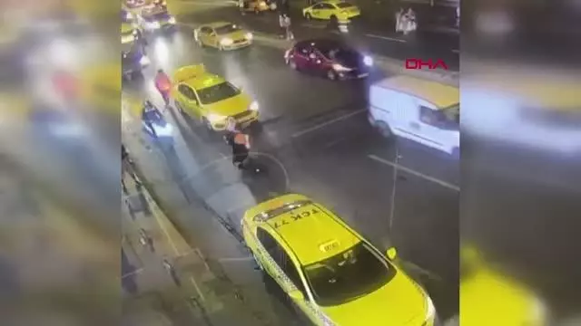 ŞİŞLİ'DE YOLCU ALDIĞI TURİSTLERİN PARALARINI ÇALAN TAKSİCİ KAMERADA ŞİŞLİ'DE YOLCU ALDIĞI TURİSTLERİN PARALARINI ÇALAN TAKSİCİ KAMERADA