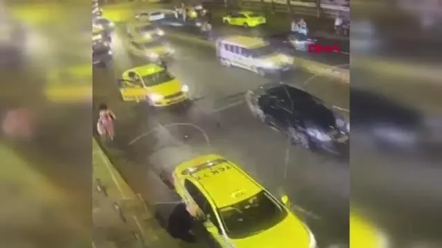 ŞİŞLİ'DE YOLCU ALDIĞI TURİSTLERİN PARALARINI ÇALAN TAKSİCİ KAMERADA