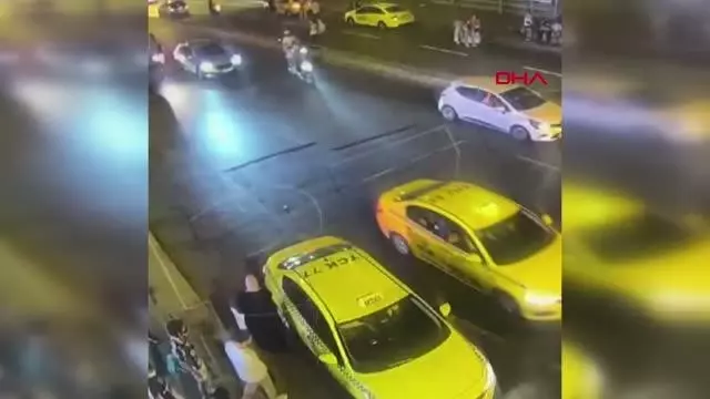 ŞİŞLİ'DE YOLCU ALDIĞI TURİSTLERİN PARALARINI ÇALAN TAKSİCİ KAMERADA