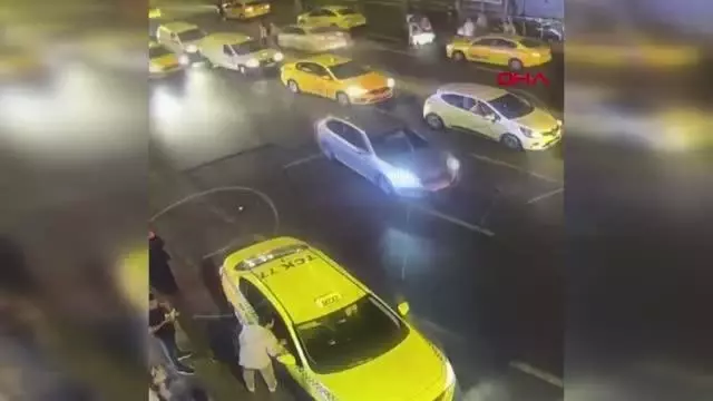 ŞİŞLİ'DE YOLCU ALDIĞI TURİSTLERİN PARALARINI ÇALAN TAKSİCİ KAMERADA