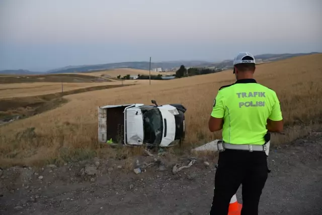 Kamyonet şarampole devrildi: 3 yaralı Kamyonet şarampole devrildi: 3 yaralı