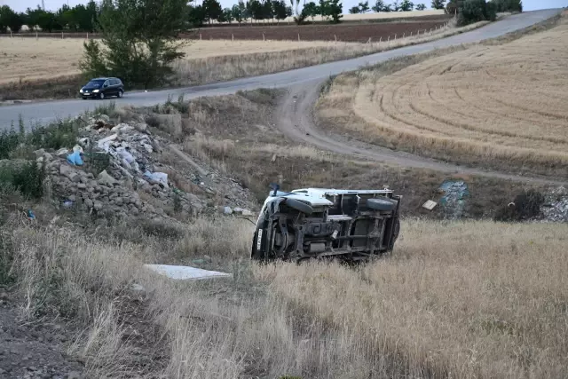 Kamyonet şarampole devrildi: 3 yaralı