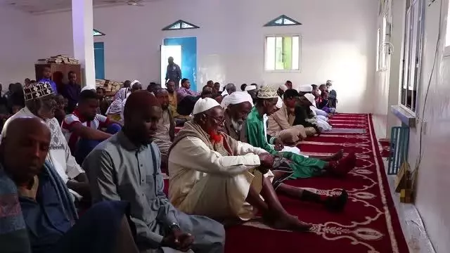 Somaliland'da bayram namazı kılan Müslümanlar cami ve meydanları doldurdu Somaliland'da bayram namazı kılan Müslümanlar cami ve meydanları doldurdu
