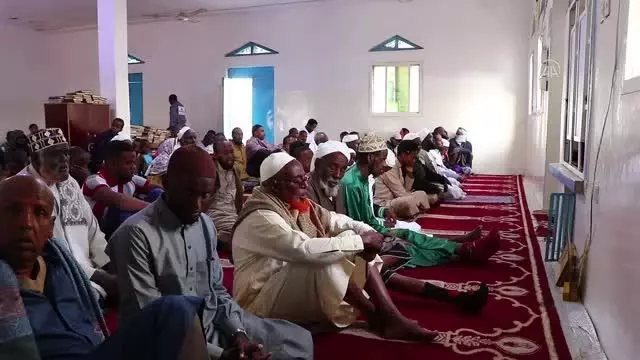 Somaliland'da bayram namazı kılan Müslümanlar cami ve meydanları doldurdu