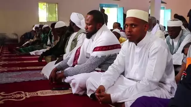 Somaliland'da bayram namazı kılan Müslümanlar cami ve meydanları doldurdu