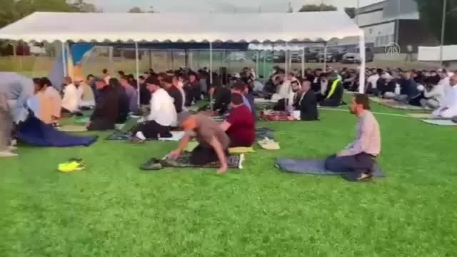 STOCKHOLM - İsveç'te Kovid-19 salgını gölgesinde bayram namazı kılındı STOCKHOLM - İsveç'te Kovid-19 salgını gölgesinde bayram namazı kılındı