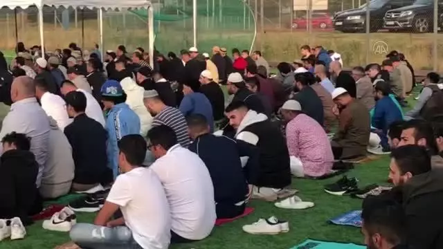 STOCKHOLM - İsveç'te Kovid-19 salgını gölgesinde bayram namazı kılındı