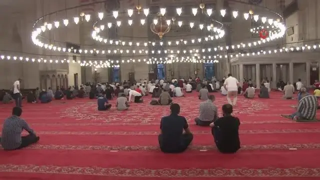 Süleymaniye Camii'nde binlerce vatandaşın katılımıyla bayram namazı kılındı
