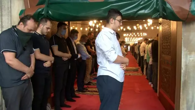 Süleymaniye Camii'nde binlerce vatandaşın katılımıyla bayram namazı kılındı