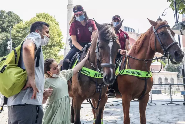 Sultanahmet Meydanı'nda atlı polisler devriye gezdi