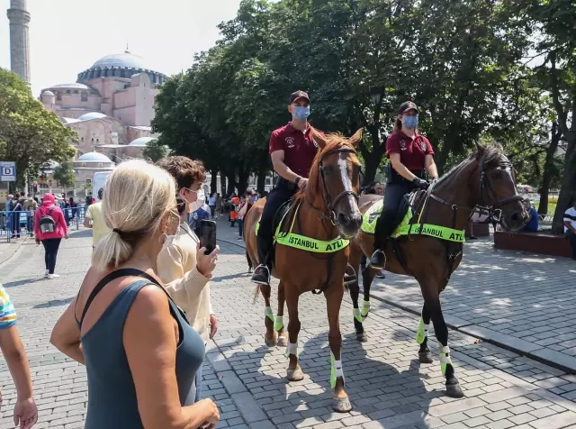 Sultanahmet Meydanı'nda atlı polisler devriye gezdi