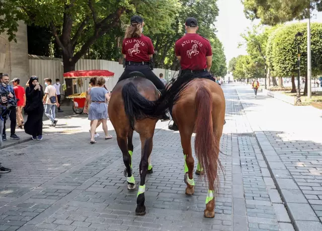 Sultanahmet Meydanı'nda atlı polisler devriye gezdi
