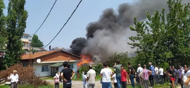 Sultanbeyli'de bayram günü çıkan yangın mahalleliyi sokağa döktü Sultanbeyli'de bayram günü çıkan yangın mahalleliyi sokağa döktü
