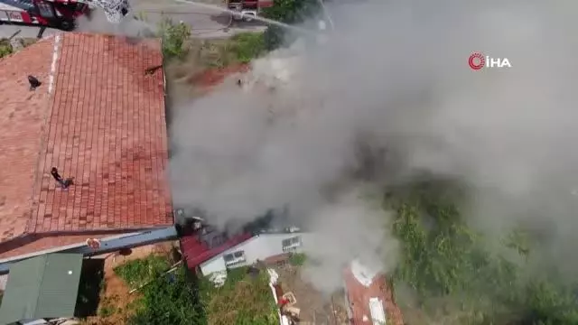 Sultanbeyli'de bayram günü çıkan yangın mahalleliyi sokağa döktü Sultanbeyli'de bayram günü çıkan yangın mahalleliyi sokağa döktü