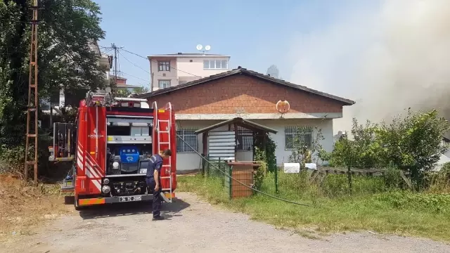 Sultanbeyli'de bayram günü çıkan yangın mahalleliyi sokağa döktü