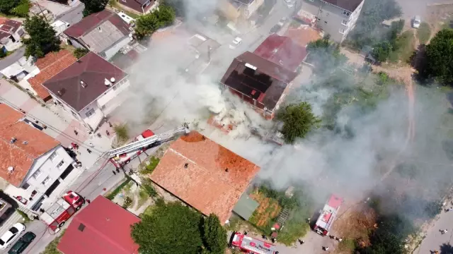 Sultanbeyli'de bayram günü çıkan yangın mahalleliyi sokağa döktü