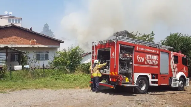 Sultanbeyli'de bayram günü çıkan yangın mahalleliyi sokağa döktü
