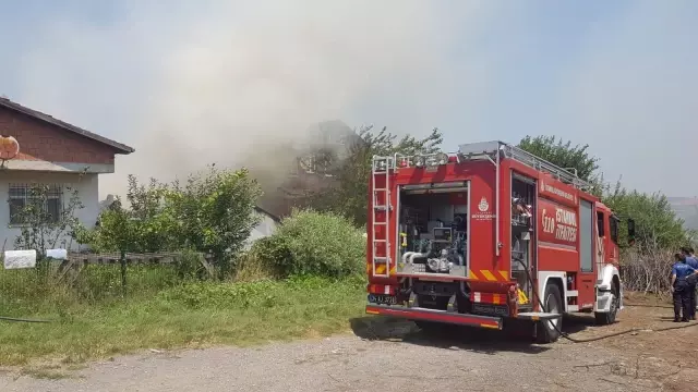 Sultanbeyli'de bayram günü çıkan yangın mahalleliyi sokağa döktü