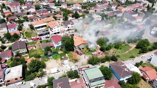 Sultanbeyli'de bayram günü çıkan yangın mahalleliyi sokağa döktü