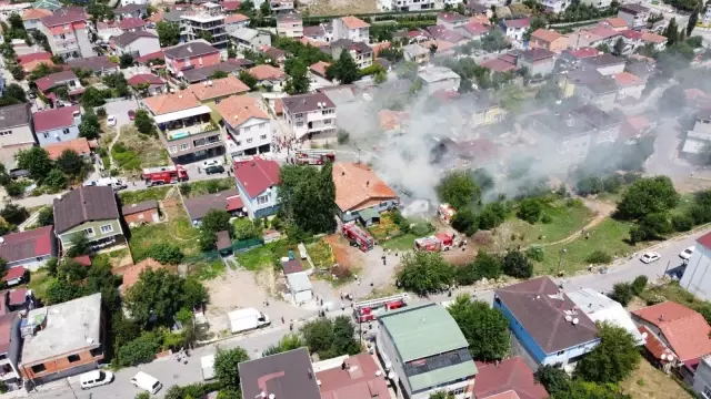 Sultanbeyli'de bayram günü çıkan yangın mahalleliyi sokağa döktü