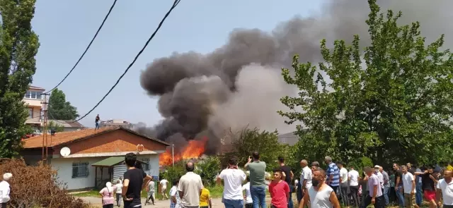 Sultanbeyli'de bayram günü çıkan yangın mahalleliyi sokağa döktü