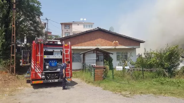 Sultanbeyli'de bayram günü çıkan yangın mahalleliyi sokağa döktü