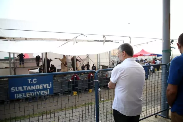 Sultanbeyli'de korona virüs önlemleri alınarak kurbanlar kesildi